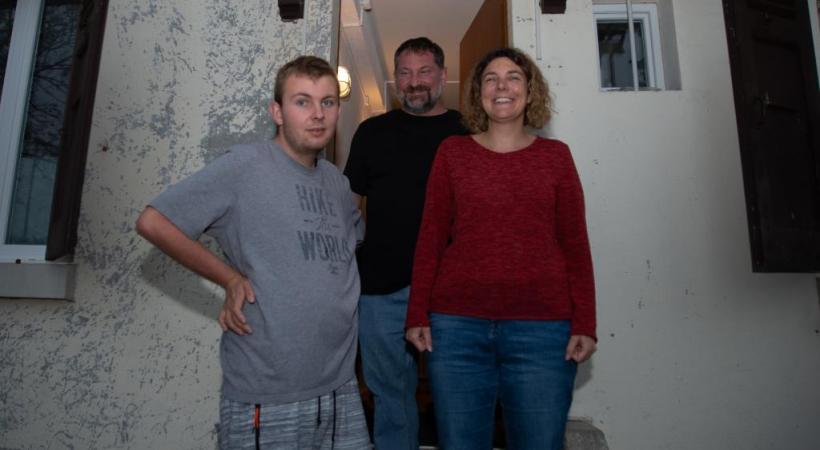 Sven avec ses parents Philipp et Sylvanne sur le seuil de leur maison à Bellevue. STéPHANE CHOLLET