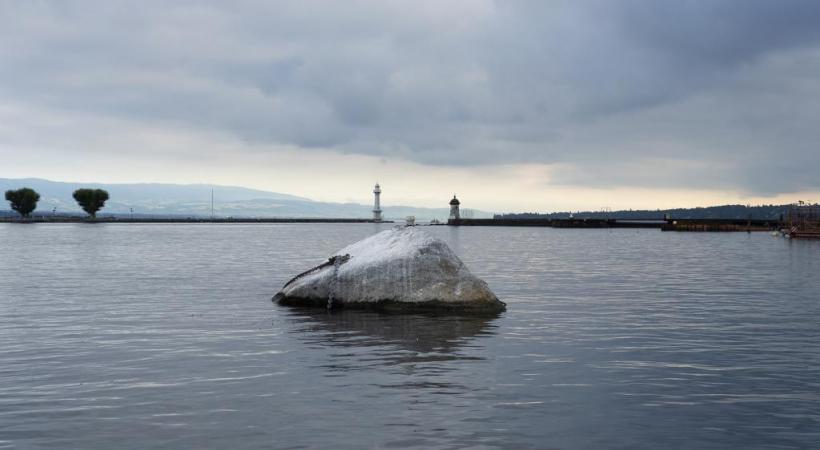 La pierre du Niton, comme sa voisine pierre Dyolin, est un bloc erratique qui ressemble de loin au dos d’une baleine. ETAT DE GENèVE/ROMAN LUSSER