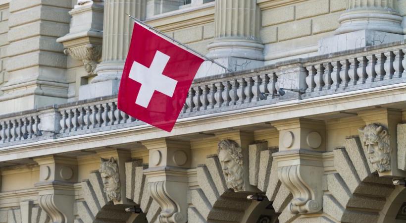 Le drapeau suisse sur la façade du Palais fédéral. Sans la confiance, notre pays n’existerait pas. 123RF/WILLIAM PERUGINI 