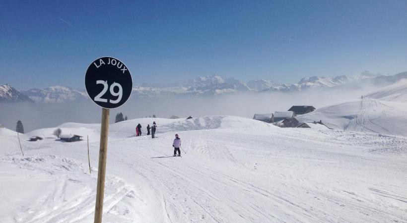 Le domaine skiable offre une vue imprenable sur la chaîne des Alpes. DR